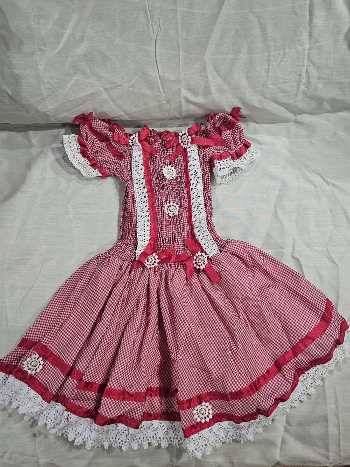 Vestido Infantil de Festa Junina Caipira – Xadrez Vermelho e Branco com Rendas e Lastex